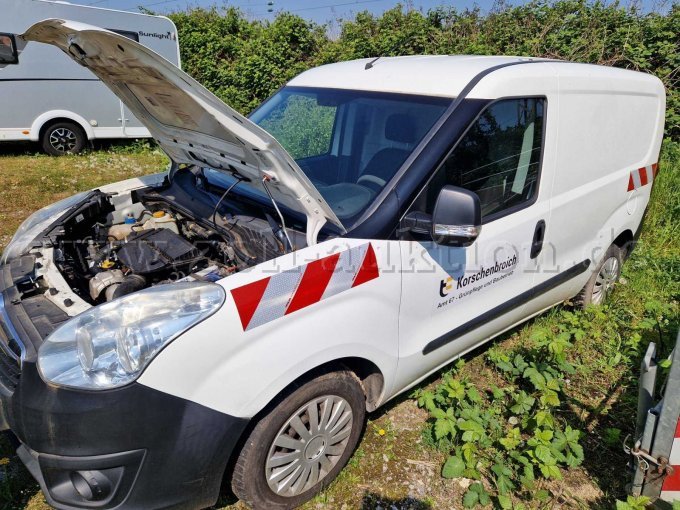 vorne links - offene Motorhaube