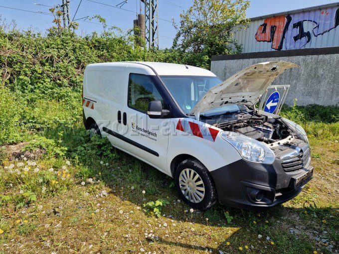 vorne rechts - offene Motorhaube