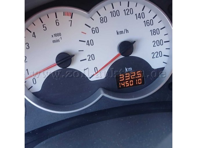 Kilometerstand des Fahrzeuges, oberer Wert = Tageskilometer und unterer Wert = Gesamtlaufleistung
Angaben jeweils in km