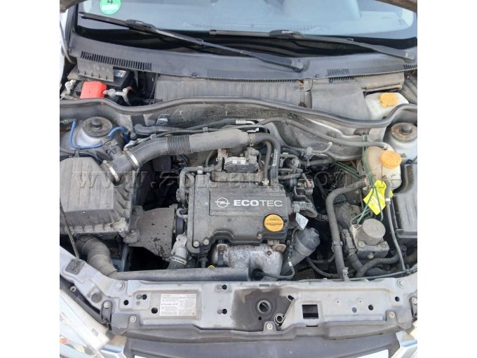 Blick unter die Motorhaube des Fahrzeuges