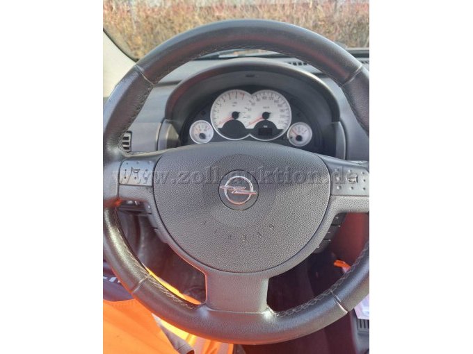 Blick auf das Lenkrad sowie Cockpit des Fahrzeuges