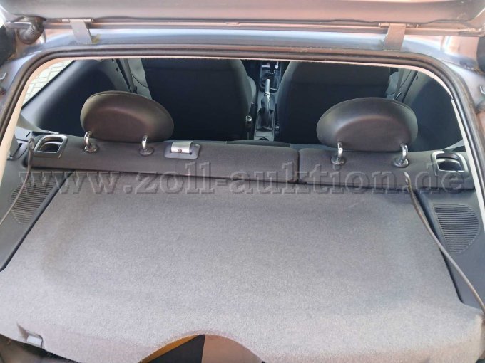 Rückansicht des Fahrzeuges mit geöffnetem Kofferraum