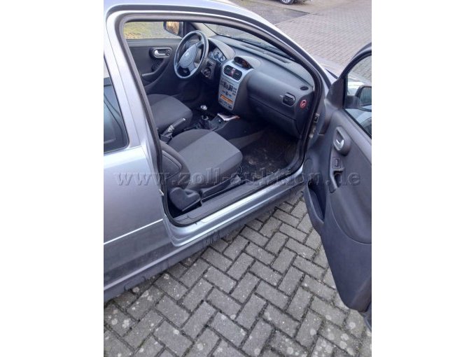 Seitenansicht mit offener Tür