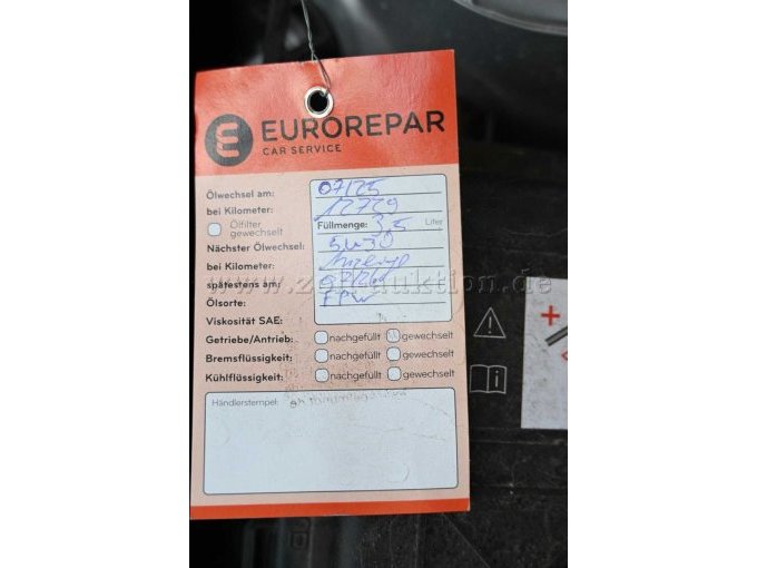 Ansicht Inspektionszettel in Motorraum