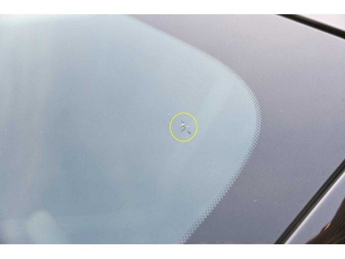 Abbildung des Steinschlags auf der Windschutzscheibe