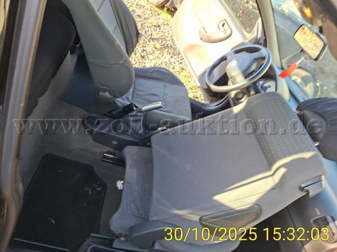 Opel Corsa rechts Innenraum Beifahrersitz hinten