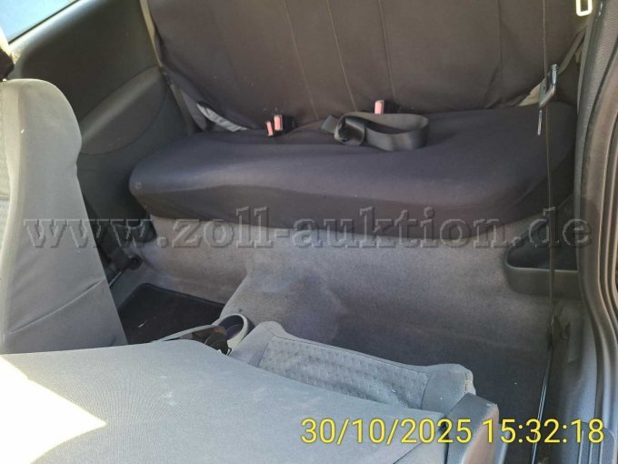 Opel Corsa links Innenraum hinten