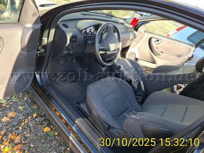 Opel Corsa links Innenraum
