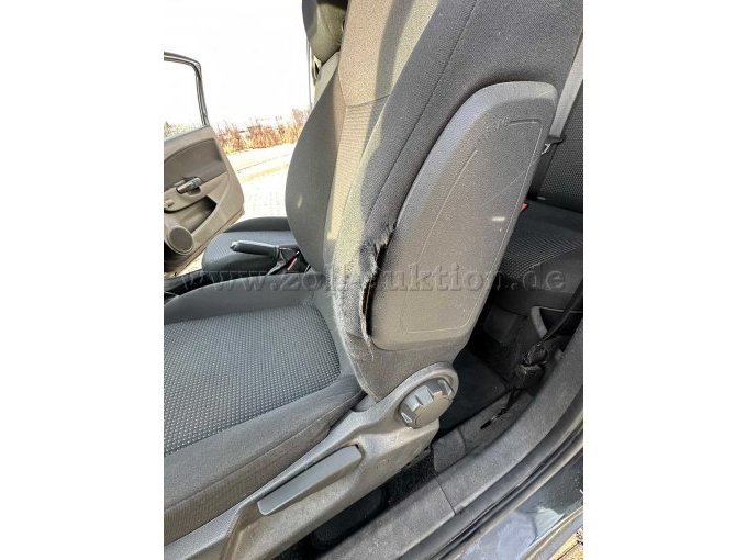 Fahrersitz Stoff eingerissen