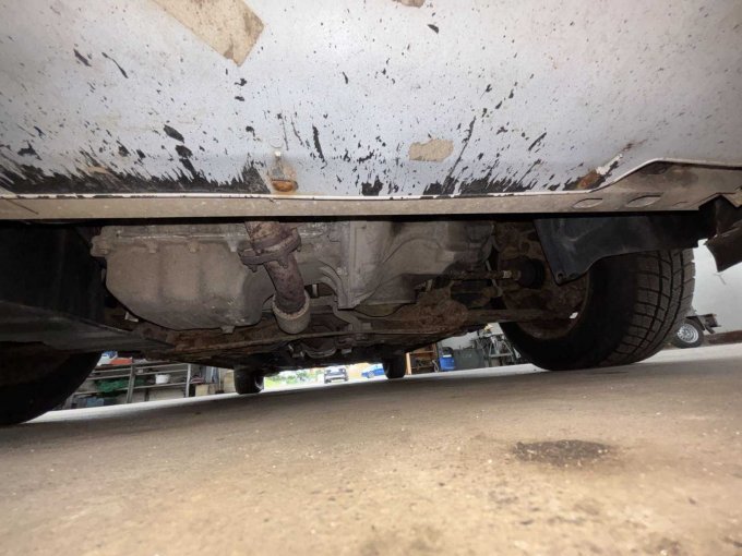 Unterboden mit Auspuffanlage