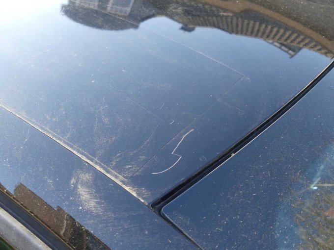 Fahrzeugdach mit Lackschutzfolie, Kratzern, Beschädigungen