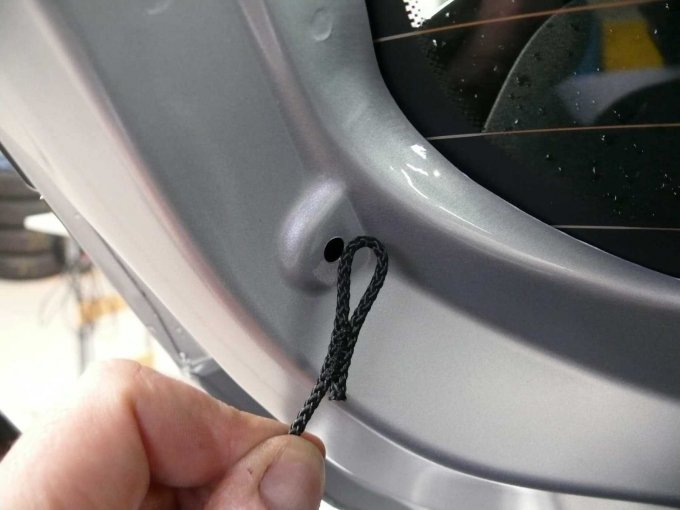 Beipielschaden fehlender Haltepunkt Laderaumabdeckung links