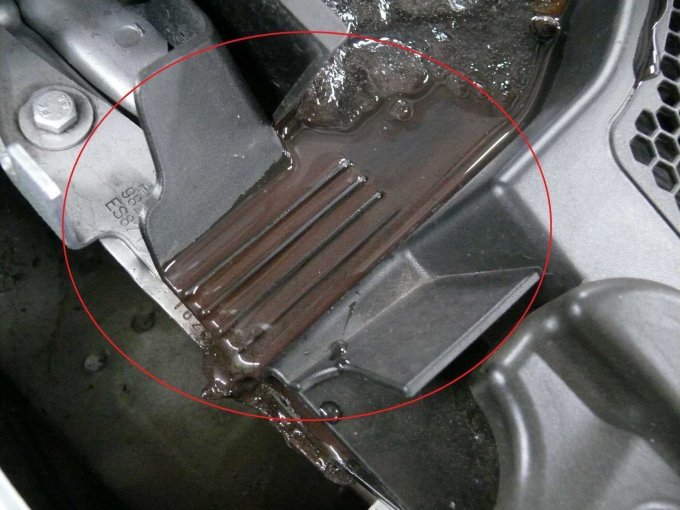 Beispielschaden Kohl- Erzablagerungen Motorraum (Detailansicht)