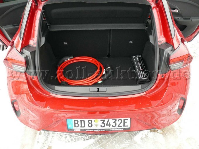 Innenansicht Kofferraum mit Ladekabel