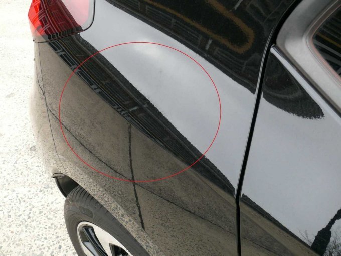 Beispielschaden Detailansicht Kratzer Seitenteil hinten rechts