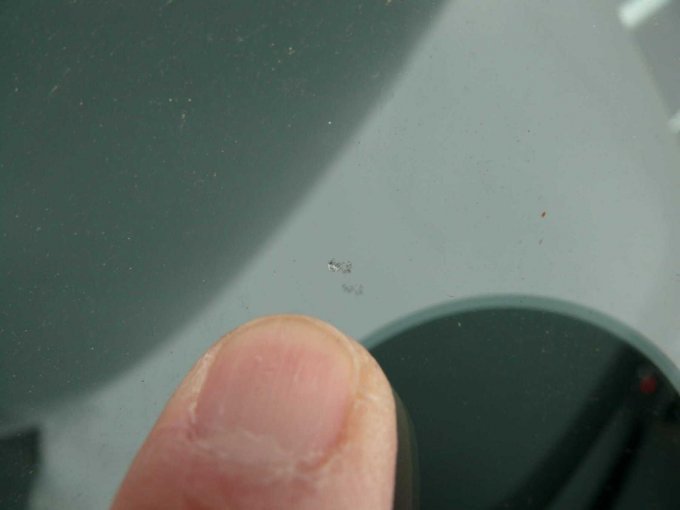 Beispielschaden Detailansicht Windschutzscheibe leichte Abplatzung