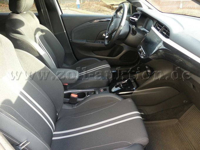 Einstieg und Fahrgastraum vorn rechts