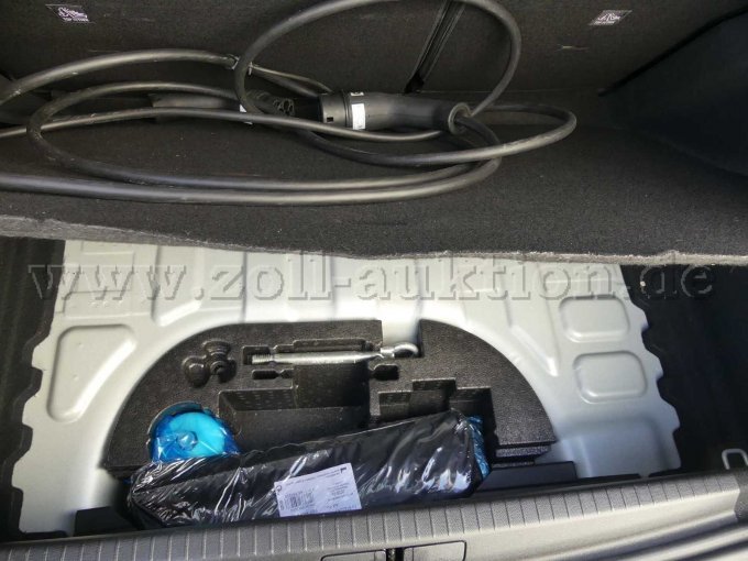 Laderaum mit Ladekabel und Zubehör