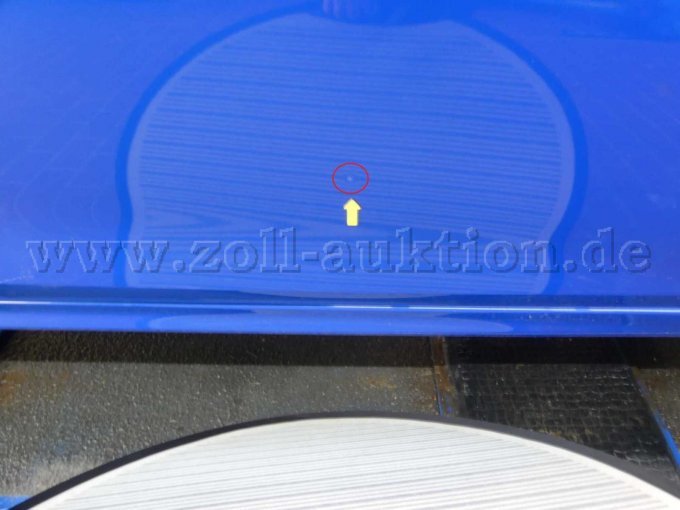 Tür vorne rechts kleine Delle mit Lackbeschädigung