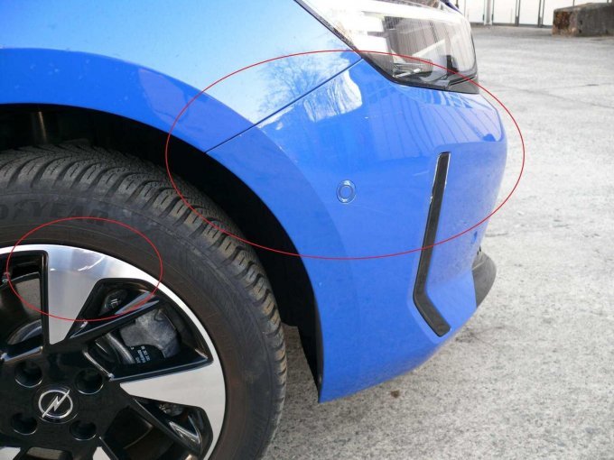 Beispielschaden Stoßfänger vorne rechts Lackkratzer und Felge vorne rechts Kratzer