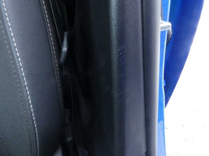 B-Säuleninnenerkleidung links Kratzer