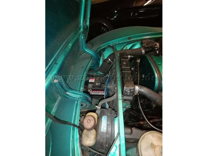 Motorinnenraum Batterie