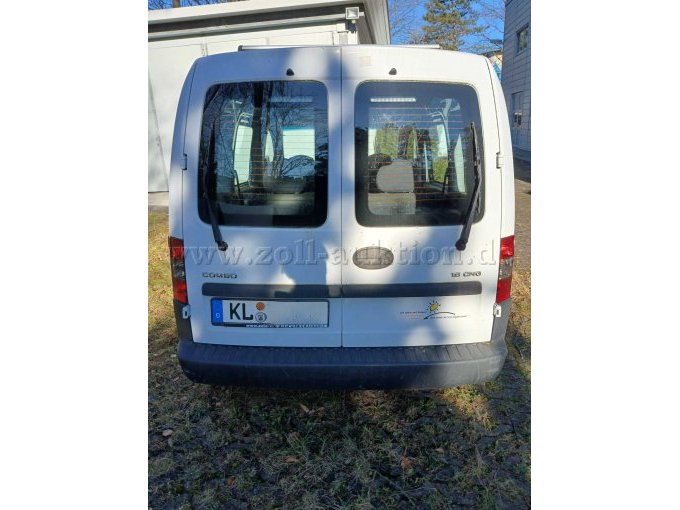 Rückseite des Opels, Aufkleber "Ich fahre mit Gas" Kennzeichen unkenntlich gemacht.