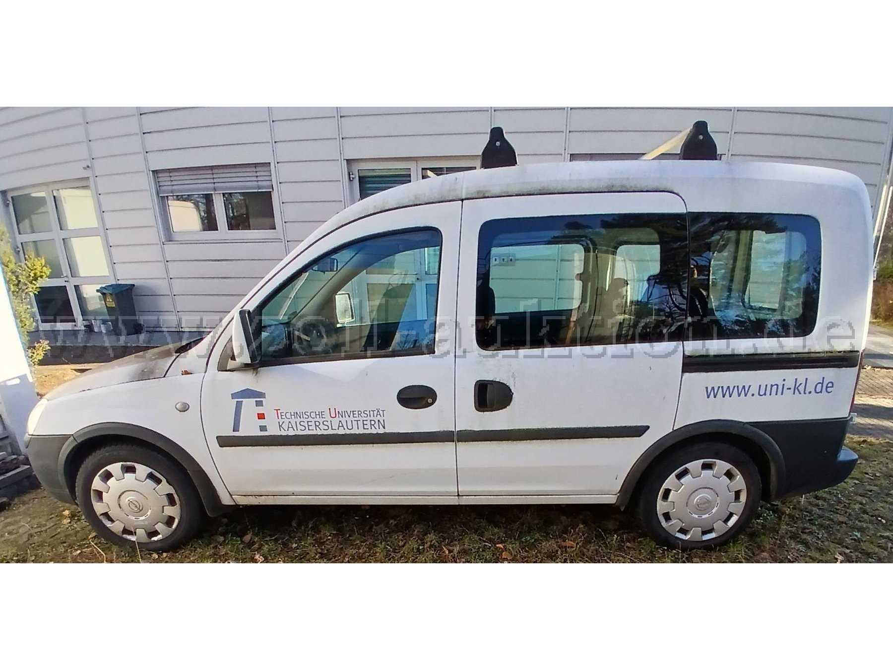 Linke Seite des Opels. Aufschrift und Logo "Technische Universität Kaiserslautern" und Aufschrift "www.uni-kl.de. Sichtbare Rostschäden