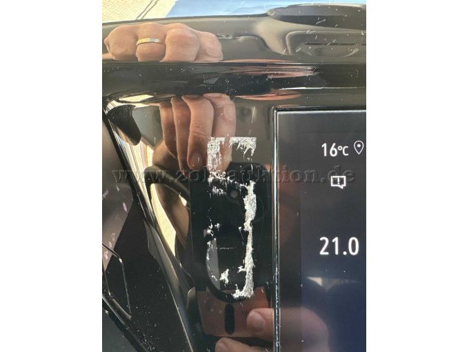 Klebereste neben dem Fahrzeugdisplay