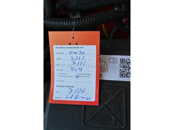 Ansicht Ölservicezettel in Motorraum