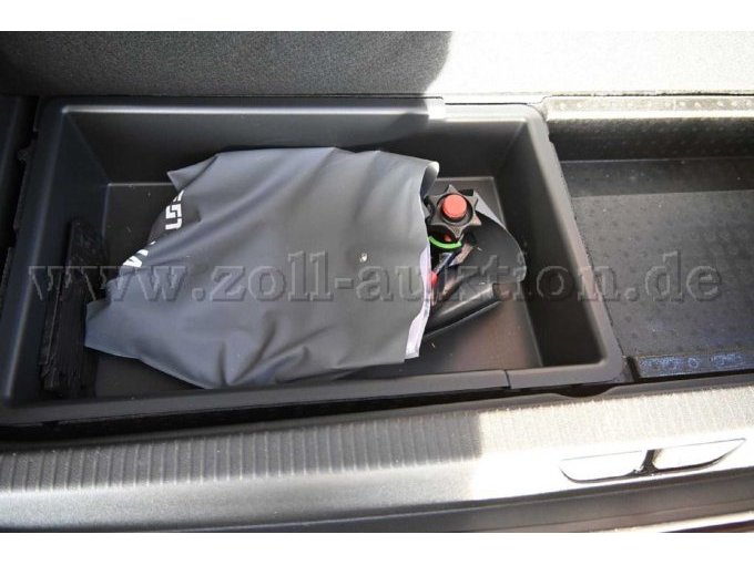 Ansicht abnehmbare Anhängerkupplung in Kofferraum-Unterfach liegend