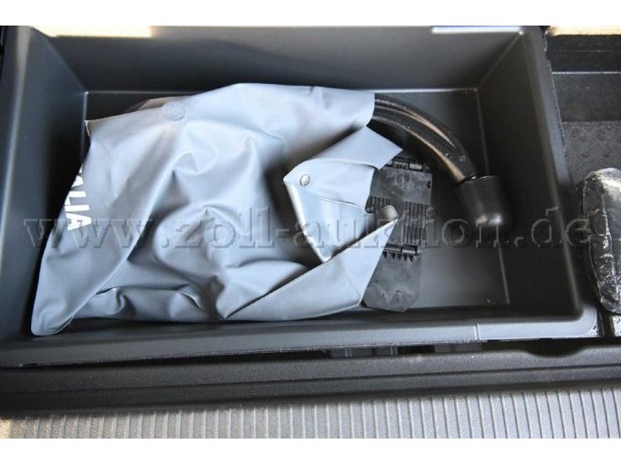 Ansicht abnehmbare Anhängerkupplung in Kofferraum-Unterfach liegend