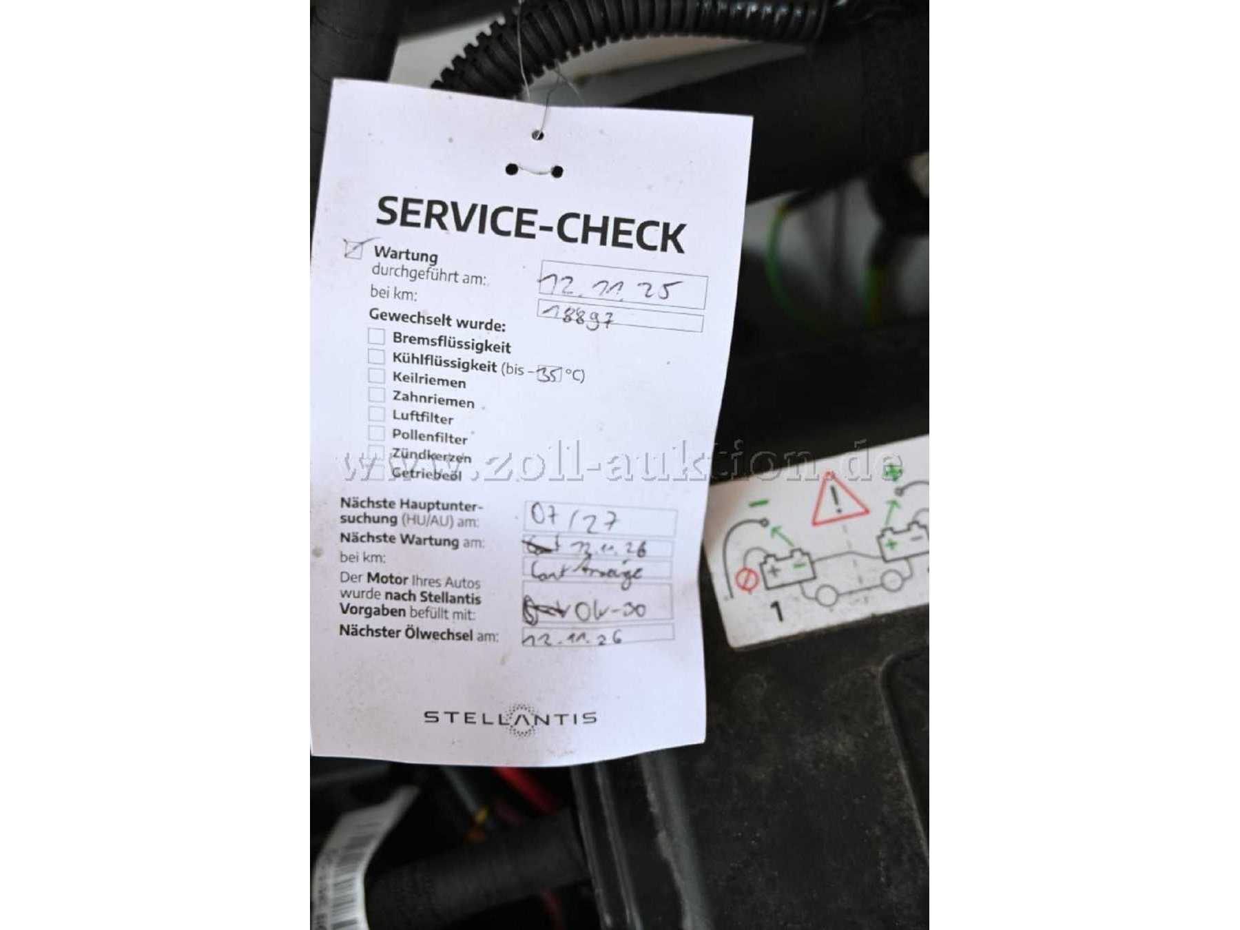 Ansicht Ölservicezettel in Motorraum