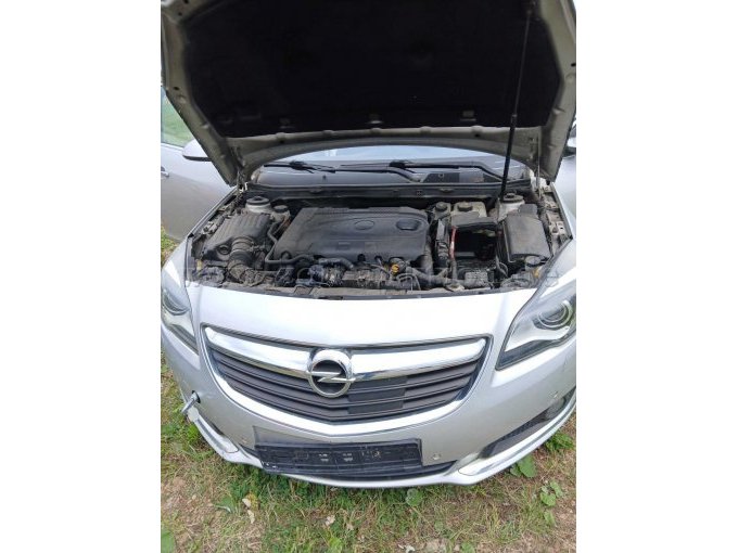 Opel mit offener Motorhaube