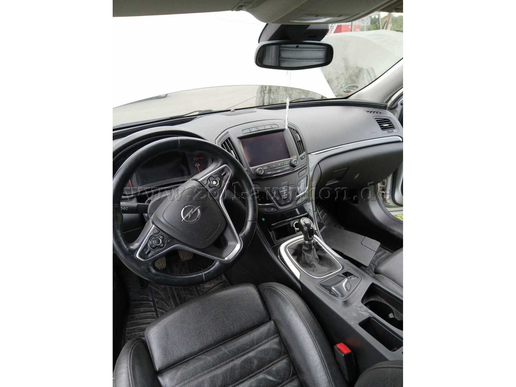 Innenraum vorne mit Cockpit