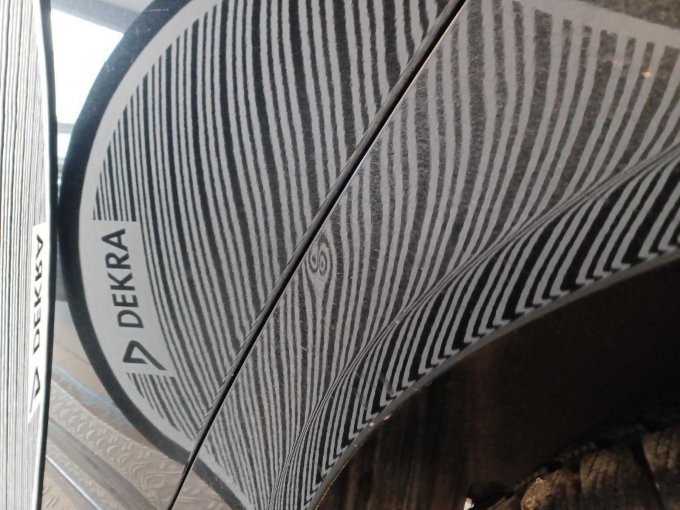 Delle Kniestück hinlen links