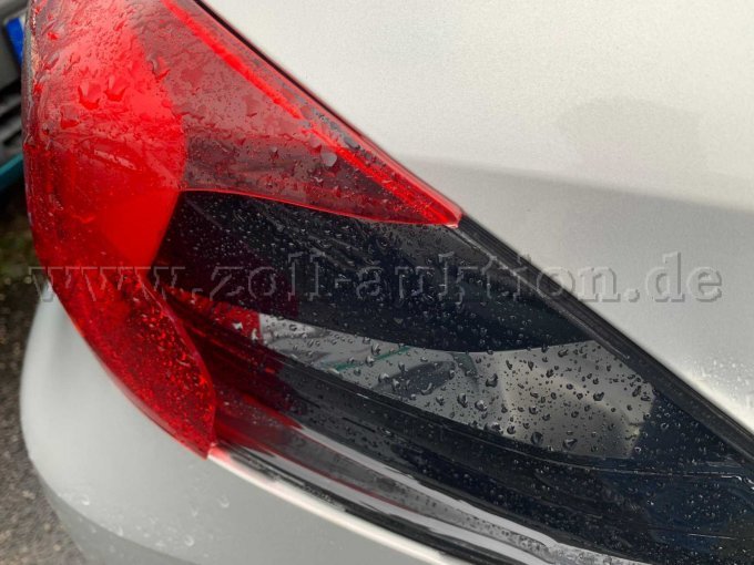 Beschädigte Rückleuchte rechts