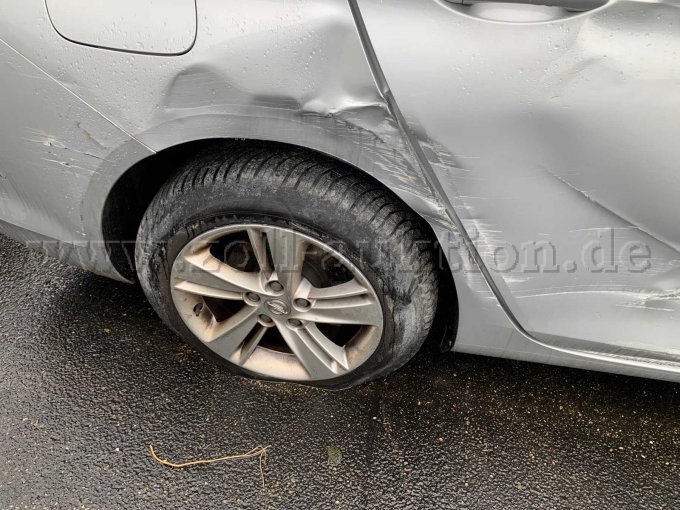 Beschädigung rechter Kotflügel hinten