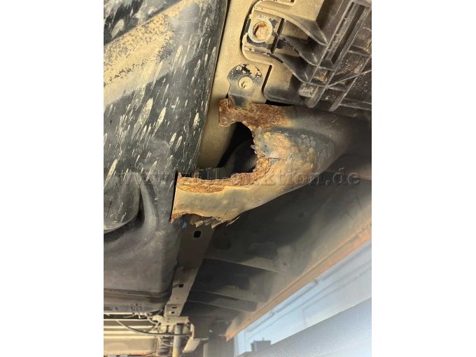 Unterboden Fahrtrichtung links Mitte