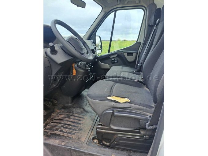 Fahrerkabine mit defekten Sitzbezug