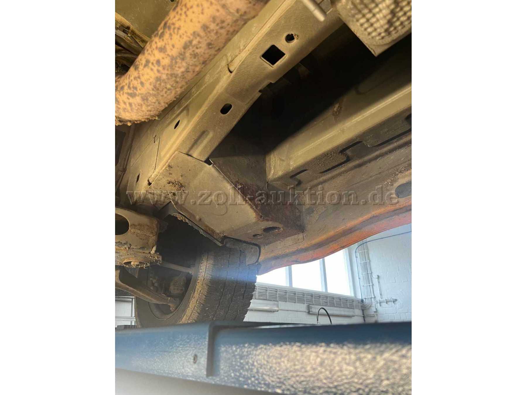 Unterboden Fahrtrichtung rechts hinter Vorderrad