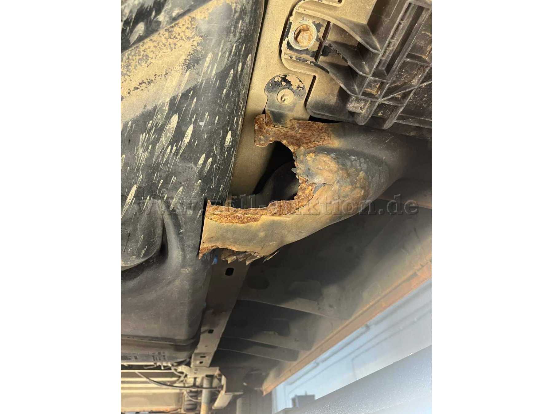 Unterboden Fahrtrichtung links Mitte