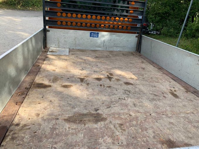 Ladeboden hat Löcher
