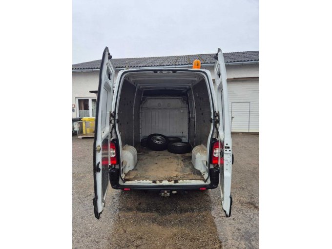 Heckansicht mit geöffneter Hecktüre