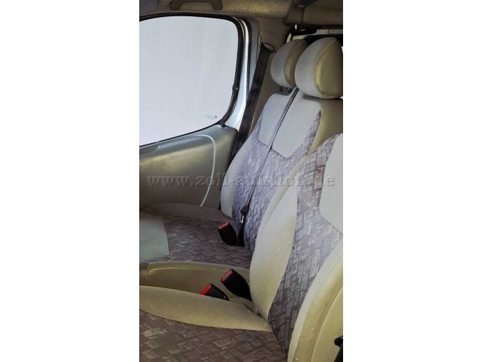 Fahrersitz plus zwei Beifahrersitze