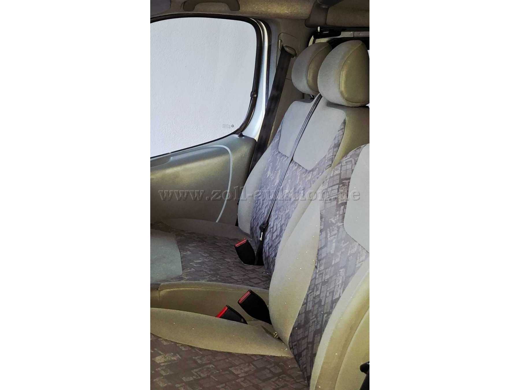 Fahrersitz plus zwei Beifahrersitze