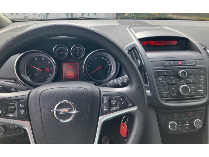 Nahaufnahme von Armaturenbrett mit Lenkrad