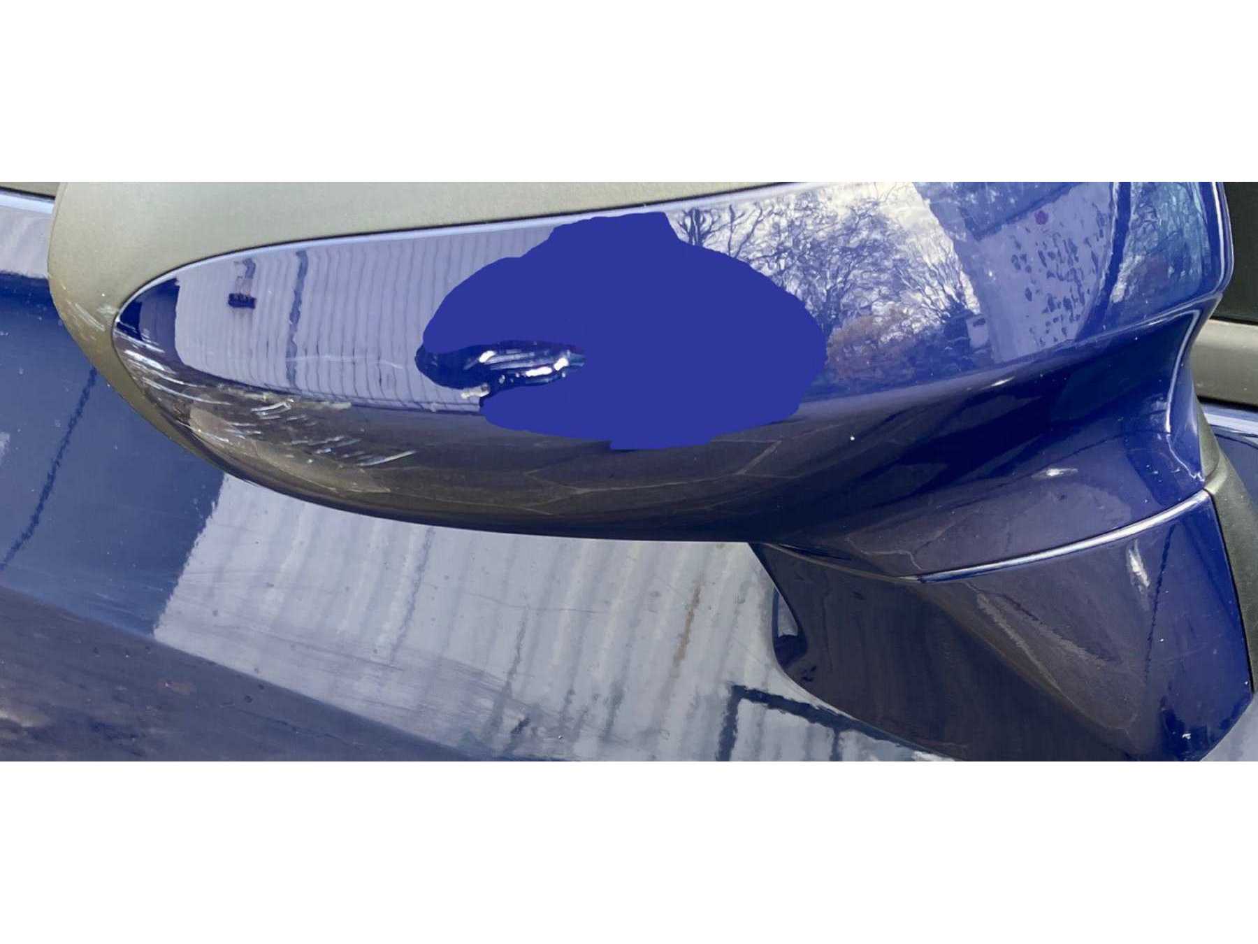 Sichtbare Lackschäden am rechten Spiegel