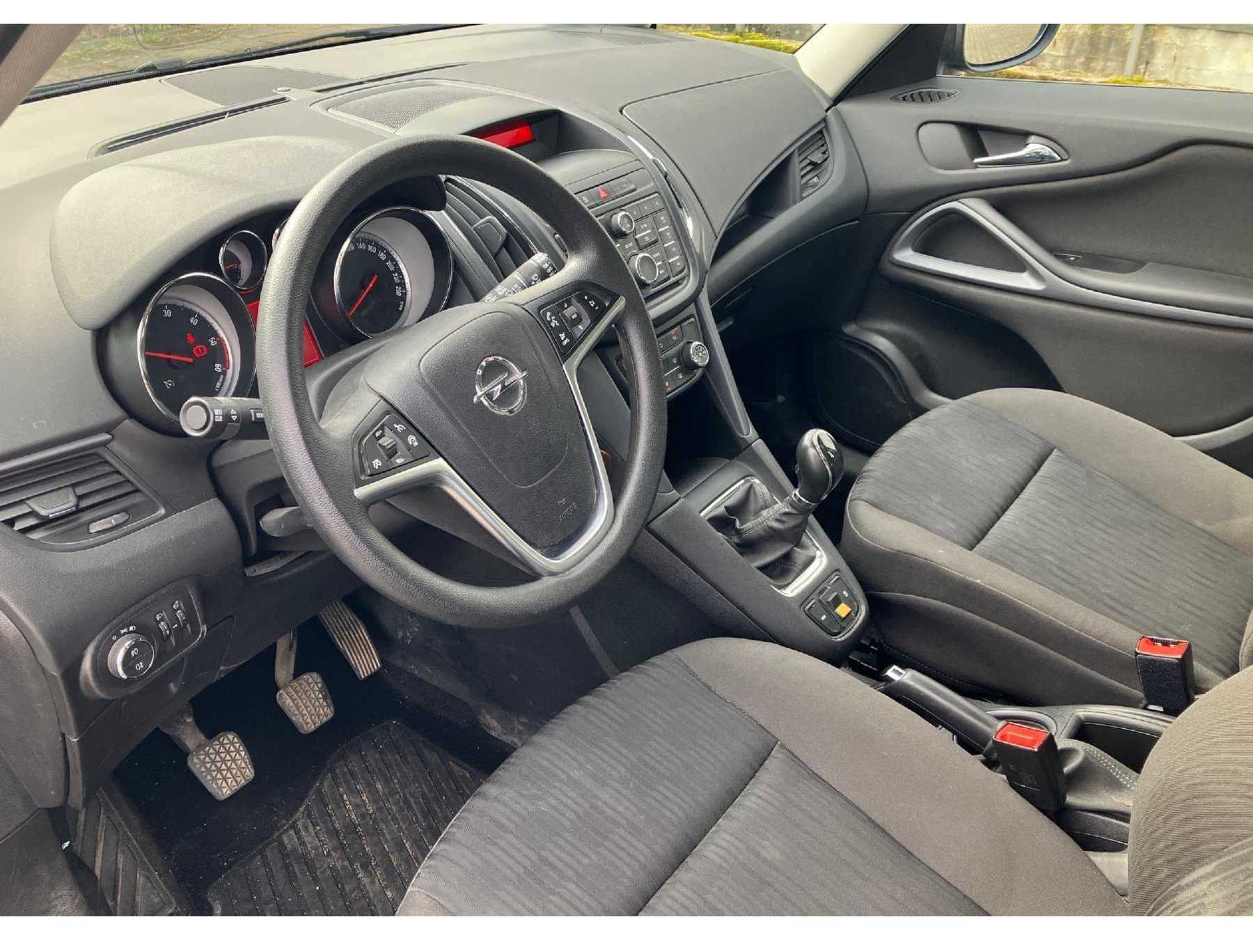 Ansicht Armaturenbrett und Vordersitze