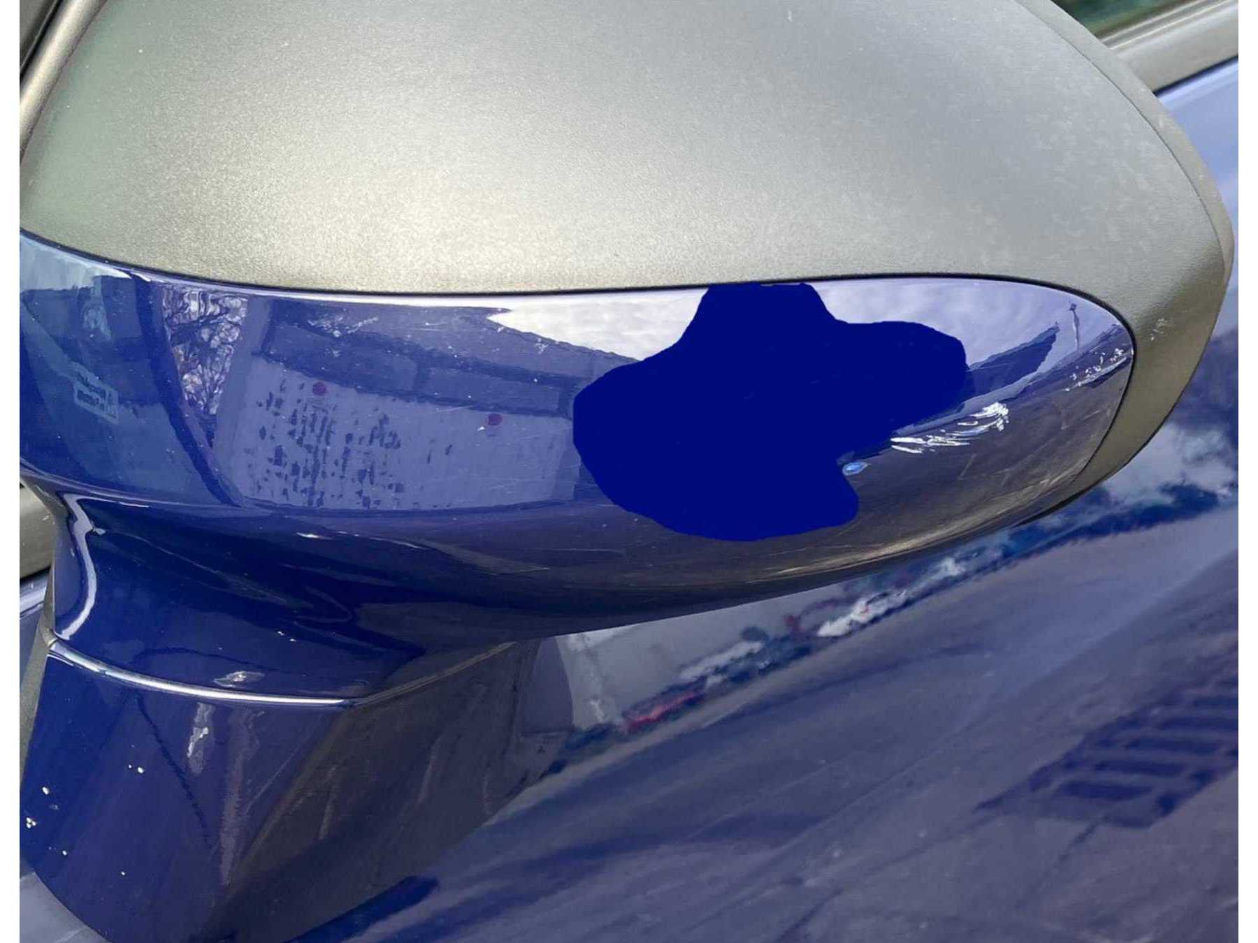 Sichtbare Lackschäden am linken Spiegel